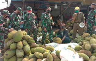 Bersama Muspika, Sub Kogartap 0509/Kab. Bekasi Bagikan Masker