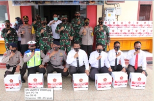 Mewakili Korban Bencana Alam, Pangkogabwilhan II Serahkan Paket Sembako HUT Ke-75 TNI di Masamba
