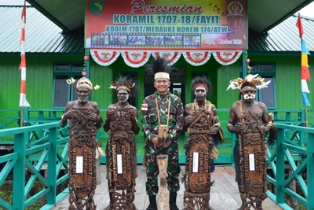Empat Ketua Adat Asmat Resmikan Koramil 1707-18/Fayit Kabupaten Asmat Papua