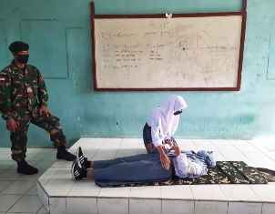 Satgas Yonif MR 413 Kostrad Ajarkan Materi Resturasi Jantung Paru ke Siswa SMA Papua