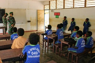 Prajurit Satgas Yonif 125/Simbisa Jadikan Mengajar Anak Ladang Amal dan Pengabdian
