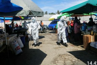 Bersempena Hut ke-75 TNI, Danlanud Rsn Bagikan Masker dan Desinfeksi Pasar Pagi Arengka