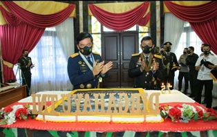 Panglima TNI Terima Kejutan�dari Kapolri di HUT�Ke-75 TNI