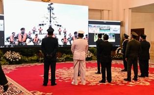 Presiden Joko Widodo Pimpin Upacara HUT Ke-75 TNI di Istana Negara
