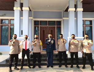 HUT ke-75 TNI, Danlanud Rsn Dapat Kejutan Dari Kapolda Riau
