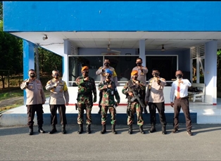 Bersempena Hut Ke-75 TNI, Danlanud Rsn Bantu Warga Kurang Mampu