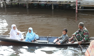 Gunakan Perahu, Dandim Sambas Apresiasi Satgas TMMD Sintang Antar Anak Mengaji
