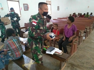 Motivasi Jemaat Lebih Giat Beribadah, Satgas Yonif 125/Simbisa Bagikan Alkitab