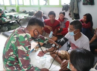 Dandim Sambas Apresiasi Tim Kesehatan Satgas TMMD 109 Bantu Pengobatan Warga