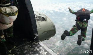 Gunakan Super Puma, Sepuluh Atlet Ordirga TNI AU Laksanakan Terjun Freefall