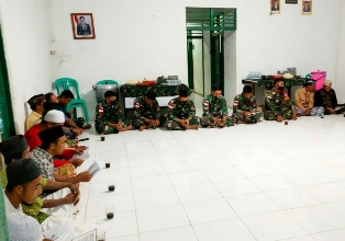 Satgas Pamtas Yonif 642 Berikan Bantuan Al-Quran dan Doa Bersam