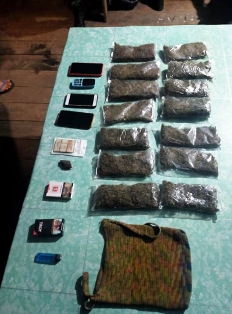 Yonif 413/Bremoro Tangkap Tangan Pembawa 14 Kantong Ganja