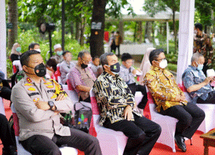 Dukung Anekaragam Hayati, Kapolda Riau Terima Penghargaan dari Menteri LHK