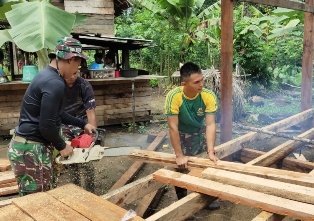 Satgas Yonif MR 413 Kostrad Rintis Pembuatan Gereja di Pelosok �
