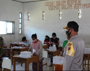 Polres Humbahas Kerahkan Sejumlah Personil Awasi Pelipatan Kertas Suara