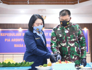Rayakan HUT ke-64, PIA Ardhya Garini Lanud Roesmin Nurjadin Gelar Syukuran Potong Tumpeng