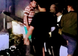 Rumah Terbakar Dinihari, Nenek Tua Loloskan Cucu Ditengah Kepungan Si Jago Merah
