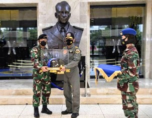 Panglima TNI Hadiri Penyematan Wing Kehormatan Penerbang TNI AU ke Kapolri