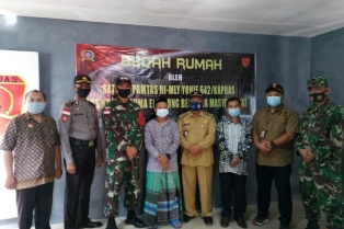 Dansatgas�Pamtas�Yonif 642 Kapuas Resmikan Bedah Rumah Tidak Layak Huni