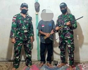 Dalam Sehari, Tiga�Pucuk Senjata Api Diserahkan Warga ke Satgas Yonif 642/Kapuas