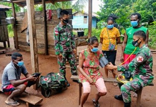 Sambangi Warga, Satgas Pamtas Yonif 125/SMB Berikan Yankes di Kampung Toray