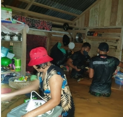 Sigap, Satgas Pamtas Yonif 642/Kapuas Bantu Warga Yang Terdampak Banjir