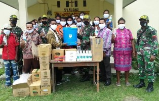 Lima Belas Gereja di Papua Terima Bantuan Alkes Satgas Yonif MR 413 Kostrad