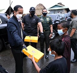 Diguyur Hujan, Presiden Jokowi Tinjau Langsung Bencana Banjir di Banjar