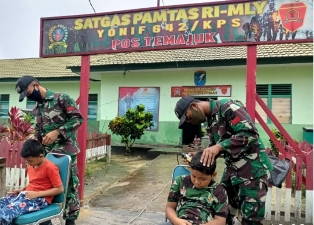 Anak-Anak Datangi Pos Satgas Pamtas Yonif 642/Kapuas Cukur Rambut