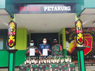 Bekerjasama Bea Cukai dan Karantina Entikong, Satgas Pamtas Yonif 642 Serahkan Barang Bukti Penyelundupan