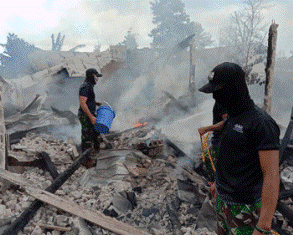 Aksi Cepat Tanggap Personel Satgas Pamtas Yonif 642/Kapuas Padamkan Kebakaran Rumah Warga