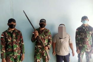 Satgas Yonif 642 Terima Tiga Pucuk Senjata Api Rakitan dari Warga Perbatasan