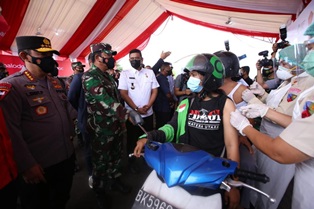 Panglima TNI dan Kapolri Tinjau Pelaksanaan Vaksinasi Drive Thru di Lanud Soewondo Medan