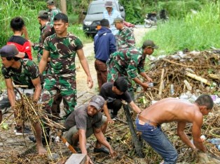 Prajurit Satgas Yonif 131/Brs Bersama Warga Bersihkan Sungai dan Jembatan