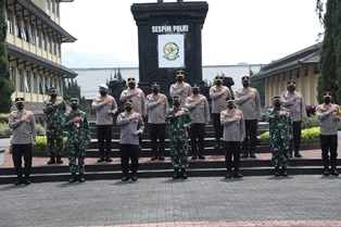 Kunker ke Sespim Lemdiklat Polri, Panglima TNI dan Kapolri Serahkan Bantuan Kendaraan Dinas