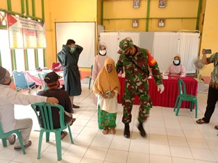 Babinsa Temajuk Sambas Dampingi Vaksinasi ke Warga Lansia
