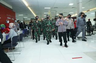 Panglima TNI Bersama Kapolri Pantau Serbuan Vaksinasi di Pelindo II