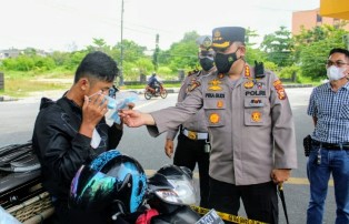 Kapolresta Tinjau Sejumlah Titik Pos PPKM Level IV di Pekanbaru