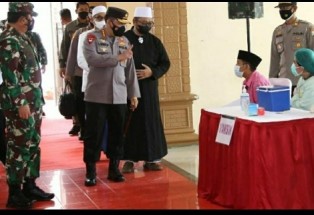 Tinjau Vaksinasi Serentak di Jatim, Kapolri Optimis Target 2 Juta Per Hari Tercapai