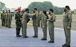 Empat Pejabat Negara Disematkan� Panglima TNI Brevet�Wing Kehormatan Penerbang