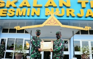 Raih Juara III, Kadispenau Serahkan Penghargaan Kepada Kapen Lanud Rsn