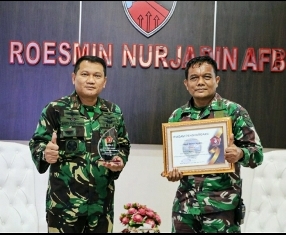 HUT TNI ke-76 Lanud Rsn Terima Piagam Penghargaan Dari Puspen TNI