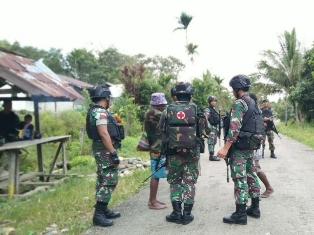Jalin Silaturahmi, Satgas Pamtas Yonif Giat Komsos Bersama Masyarakat Perbatasan