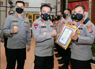 Kapoldasu Beri Piagam Penghargaan 10 Polres, Kapolres Humbahas Terima Kategori Percepatan Vaksinasi