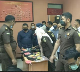 Tim JPU Gelar Verifikasi Barbuk Sebelum Tersangka FS dkk Diserahkan