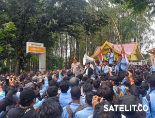 Sambangi Pendemo, Pimpinan DPRD Riau Disambut Riuh Pendemo Mahasiswa