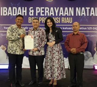 Wamen ATR/BPN Serahkan Langsung Sertifikat Lahan Gareja HKBP Sei Sibam