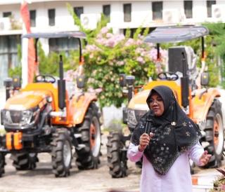 Alsintan Senilai Rp8.7 M dari Kementan RI Diserahkan Bupati Afni