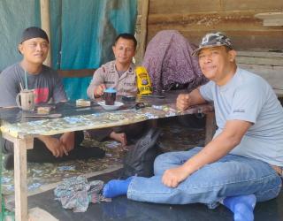 Bhabinkamtibmas Desa Segati Sosialisasikan Maklumat Forkopimda Riau