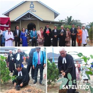 Dihadiri Kadep Marturia HKBP, Kemenag Riau Tanam Pohon di Gereja HKBP Sei Sibam